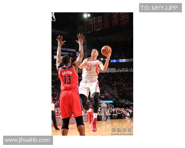 火箭队哈登绝杀勇士队的精彩瞬间引发球迷热议